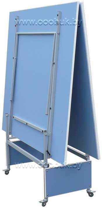 В сложенном положении игровых полотен теннисный стол занимает минимум места