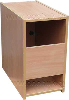 Задняя стенка тумбочки имеет две широкие щели для подключения кабелей и вентиляции